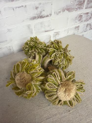 Set of 4 yarn flower napkin rings